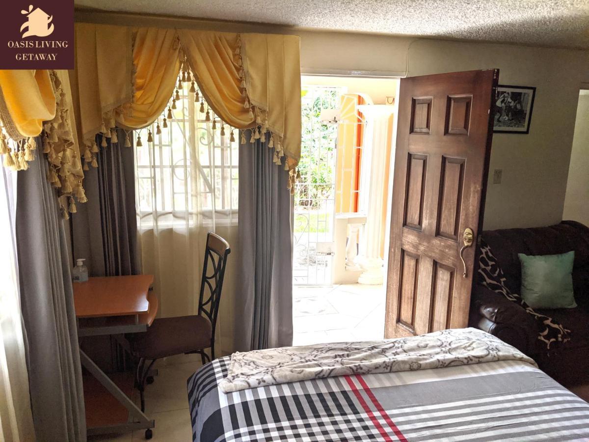 Oasis Living Getaway In Mandeville, Manchester Apartment *